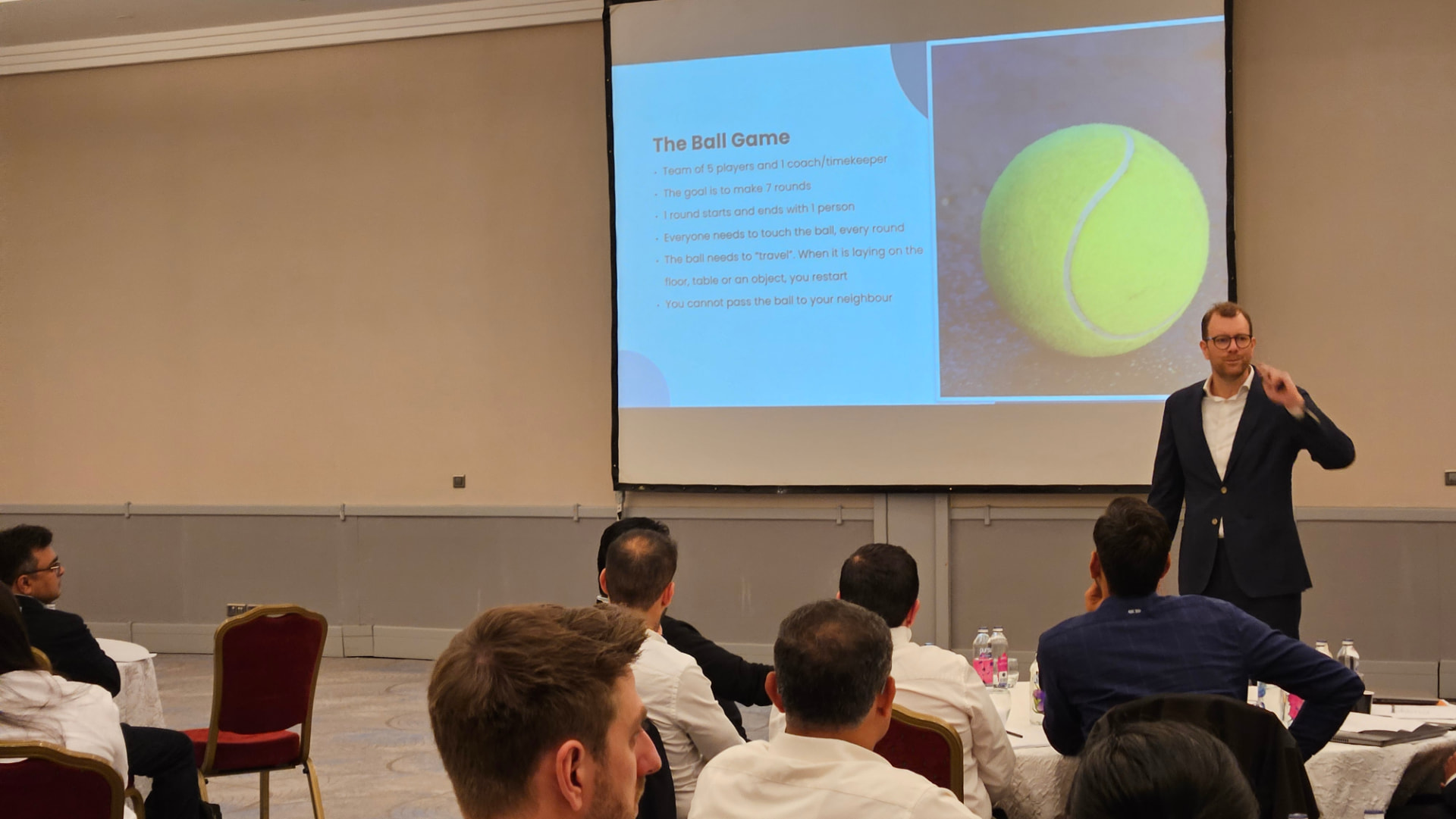 Luuk van Reijswoud presenting The Ball Game during a workshop